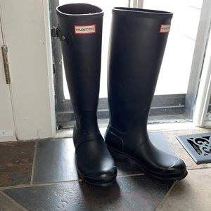 Used Hunter tall original boot.